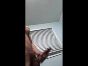 éjacule sur le sol