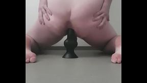 Chub taking a knotted dildo