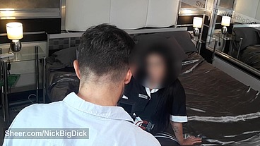 Se folla a la mucama a cambio de dinero y ella acepta y luego se corre en su boca