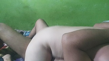 Me afinco y columpio arriba de una verga para que me entre toda adentro bien fuerte