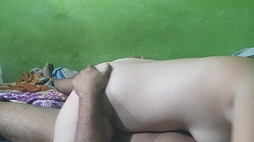 Me afinco y columpio arriba de una verga para que me entre toda adentro bien fuerte