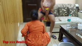 बीवी जब गुस्सा होकर अपने घर गई तब पड़ोसन जिया भाभी को घर पर बुला कर मजा किया।