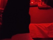 Femboy en falda muestra culo