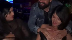 baixinha, magrinha e novinha sentado e rebolando no pau na cabine do club de swing