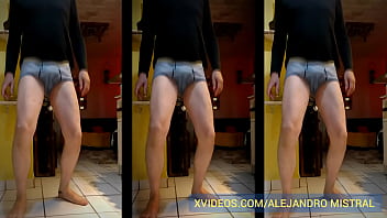 Mexicano aficionado mostrando la verga y las bolas por dentro de su ropa interior Alejandro Mistral
