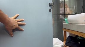 vizinho dotado invade a casa da gaucha e fode ela no banho