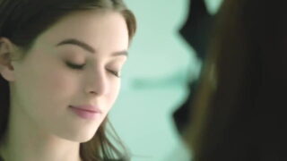 Lana Rhoades si fa sculacciare in un focoso threesome americano