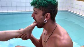 Chupando os pés da minha amiga novinha na piscina