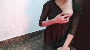 Desi aunty ko saman dene ke bahane pel diya
