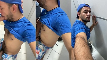 DOTADO ENTROU NO BOX , ME FODEU E GOZOU EM MENOS DE DOIS MINUTOS, EM SEGUIDA JÁ TINHA OUTRO ESPERANDO NA PORTA, ENTROU, E ME COMEU TAMBÉM.
