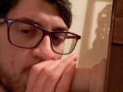 Succhio il mio dildo gelatone preferito mentre mi tocco il cazzo