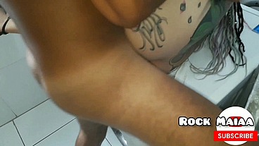 Metendo no cu da tatuada na área de serviço enquanto queimava um bom fumo. - Mandy May Xtuber Official