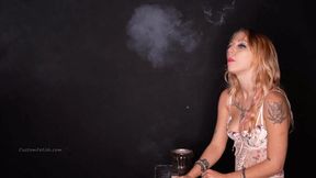 Abi Smokes to Relax 4K (3840x2160)