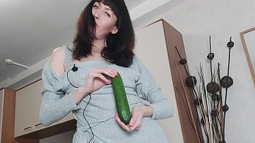 Sexy Mature Brunette Love Play With Vegetables