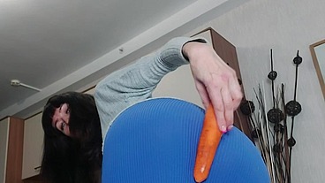 Sexy Mature Brunette Love Play With Vegetables