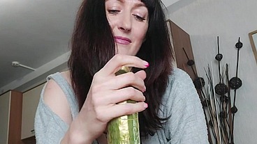 Sexy Mature Brunette Love Play With Vegetables