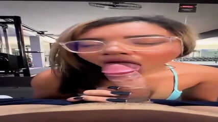 Novinha tomando porra na academia