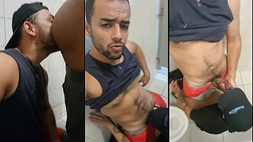 Chupando a pica, o rabo e sendo mamado pelo trabalhador no box do banheiro ao amahecer - 03