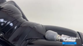 Gasmask analysiert Latexdoll bis sie gushend kommt
