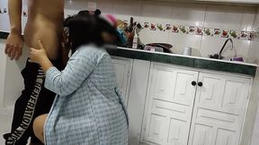 viene el repartidor a mi casa a entregar un pedido no tengo con que pagarle y le ofrezco mi culo terminamos follando en la cocina se fue bien feliz