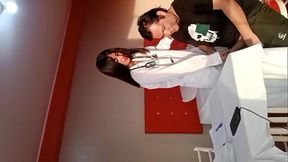 Mi doctora prefer&iacute_da accede a revisar a profundidad mi polla, y, yo me le corro encima.