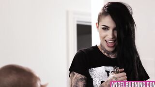 Emo slut loves banging fat bitch with a strapon from behind