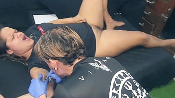 Paty Bumbum paga tatuagem com seu Xerecard  gigante ao Alem&atilde_o Tatuador  . Gatopg2019