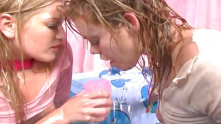 Hardcore-Film mit den amerikanischen Amateur-Lesben Gia Paloma und Heather Gables mit kleinen Titten beim Masturbieren