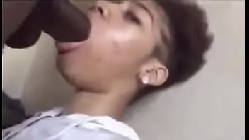 Mi vecina Pamela me la quer&iacute_a chupar &amp_ le cumpl&iacute_ su deseo