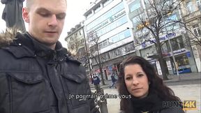 HUNT4K. Guy accepte l'_argent d'_un chasseur qui voulait baiser sa petite amie