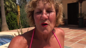 Amateur masturbation from mature Molly Maracas