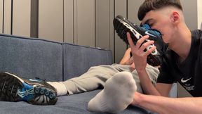 Bottom sniffs sweaty socks and gets a creampie