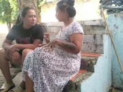 mientras la vieja se encuentra haciendo aseo yo me le insinuó para follar con ella en publico