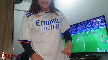 “EU TINHA 18 ANOS” Novinha não aguentou esperar o jogo terminar e teve que dar a buceta até ganhar leitinho ( Final da Champions)
