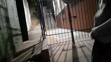 Negão que tomava conta de carro na rua me fudeu gostoso na praça , meteu a pica preta sem dó