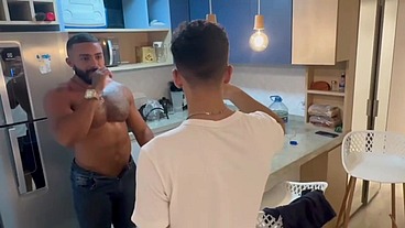 PORTEIRO VEIO TRAZER UMA ENCOMENDA. NÃO RESISTI E DEI PRA ELE.