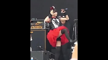 su-metal - suzuka nakamoto sexy legs