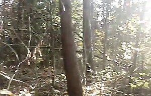 Deutsche MILF masturbiert allein im Wald
