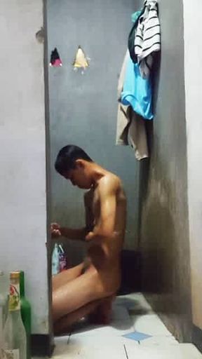 mas apryan mandi brondong kurus sixpack
