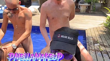 Fizemos uma suruba gostosa na piscina com três machos dei muito meu bucetão