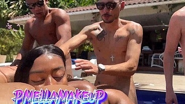 Fizemos uma suruba gostosa na piscina com três machos dei muito meu bucetão