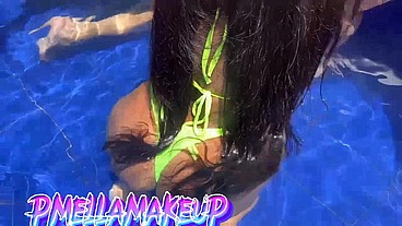 Fizemos uma suruba gostosa na piscina com três machos dei muito meu bucetão