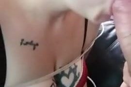 捕らえられたワンダーウーマンのコスプレイヤーが硬いチンポをしゃぶる