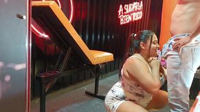 rutina de gimnasio con mi entrenador termina en un rico blowjob