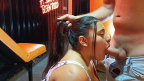 rutina de gimnasio con mi entrenador termina en un rico blowjob