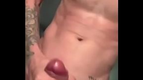 Novinho branquinho dotado gozando muito