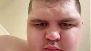 Nahaufnahme eines selbstgemachten Videos von bärigen, molligen amerikanischen Amateurtypen, die anal gefickt werden