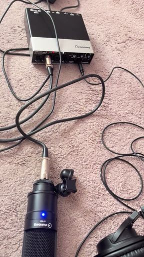 How do I connect a sound card with a microphone to my phone?