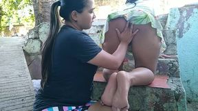 2 parte, le chupo el co�o a la vecina en la entrada de su casa, mientras su esposo trabaja