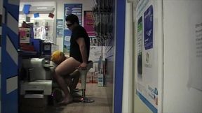 baise par le venderu de telephone dans sa boutiqueincoryable le vendeur de ...